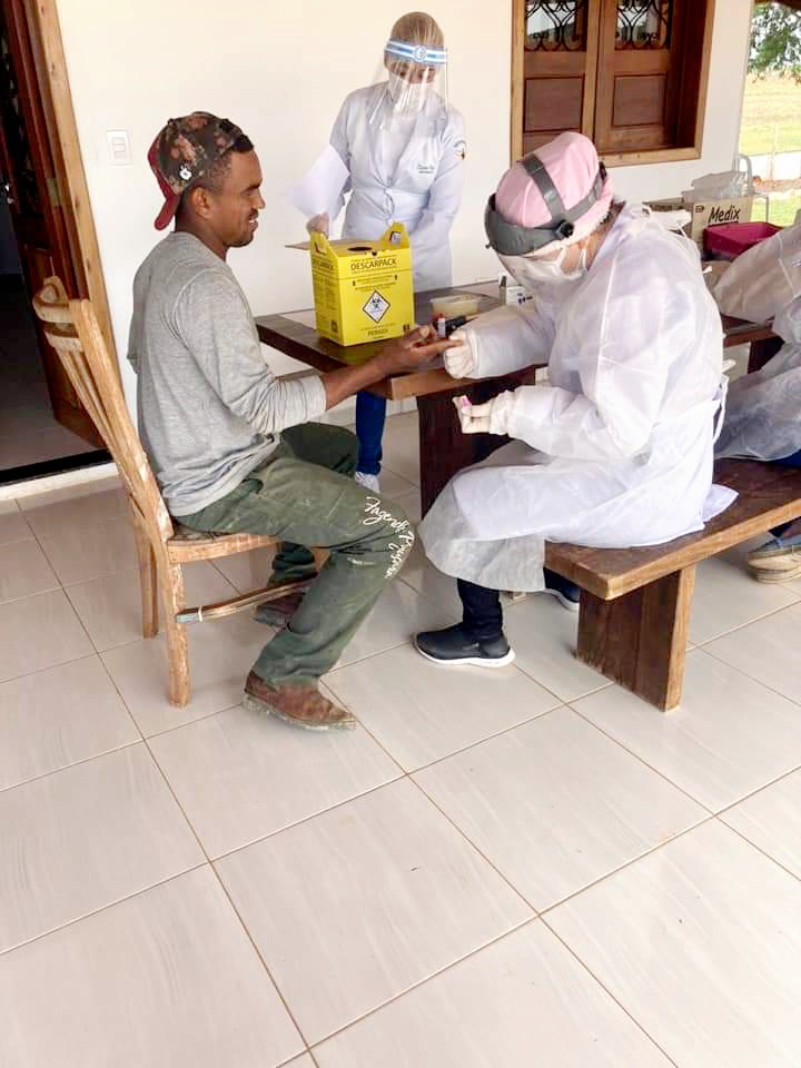 Nesta terça-feira (4), a equipe de saúde atendeu a um pedido da Fazenda Pajuçara que comprou testes rápidos para testar todos os seus colaboradores, após a confirmação da covid-19 em uma das colaboradoras.