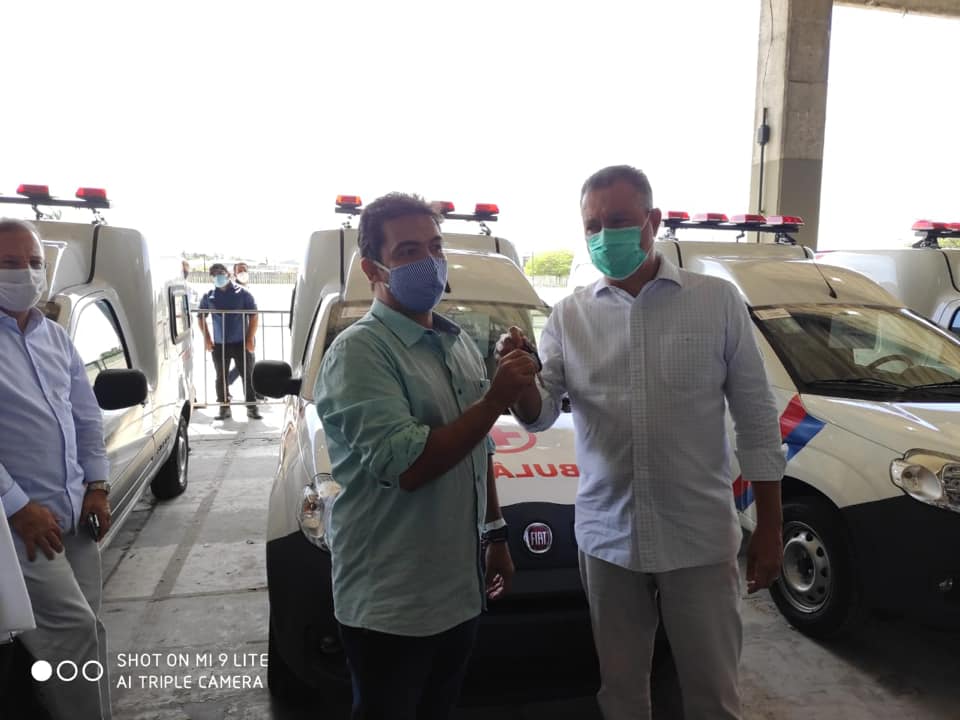 Prefeito de Canudos recebe nova ambulância para atender ao interior do município