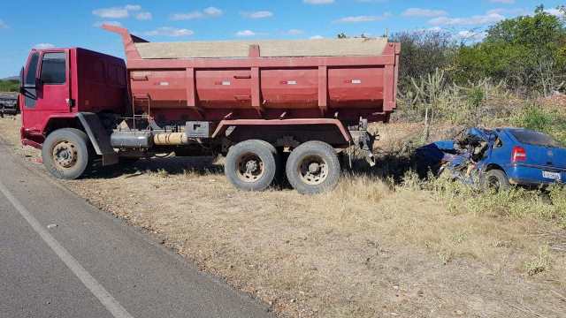 Colisão entre caminhão e carro deixa três pessoas mortas na BA-210, em Curaçá