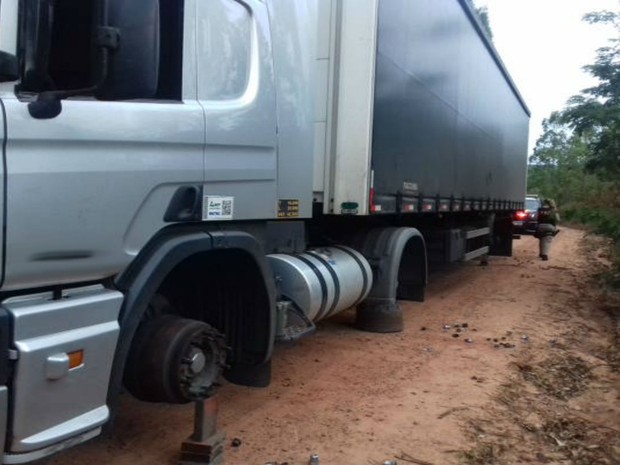 Bandidos rendem motorista e roubam 17 pneus de caminhão na BR-101, no interior da Bahia