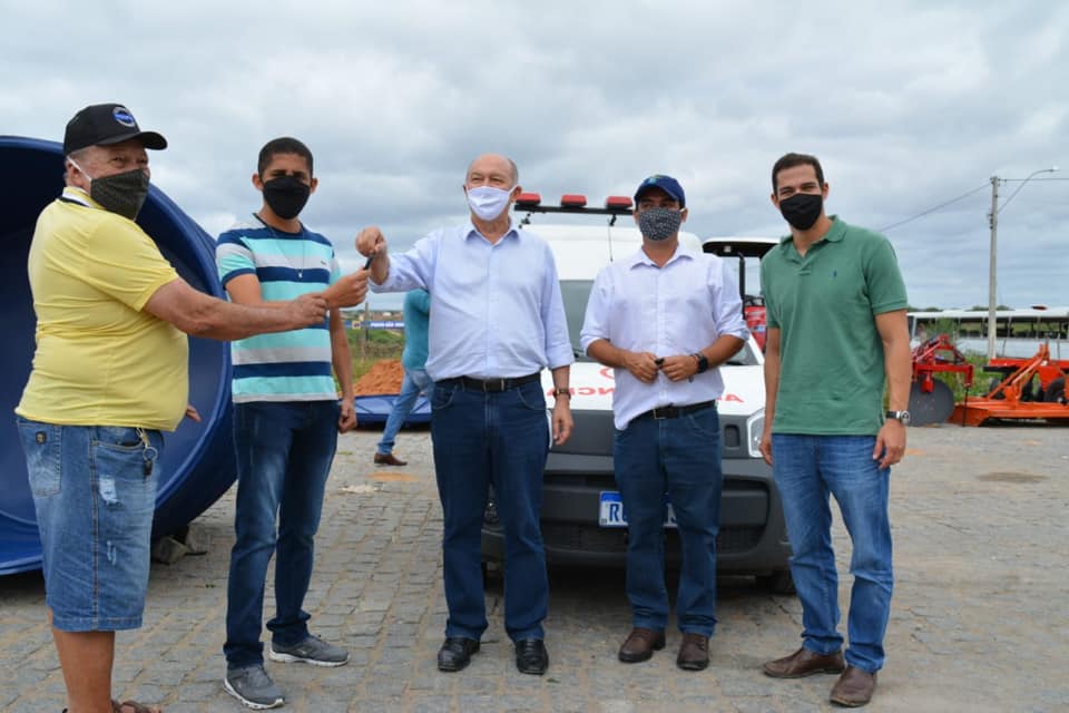 Prefeito Genário Rabelo entrega ambulâncias, tratores e cisternas em Canudos