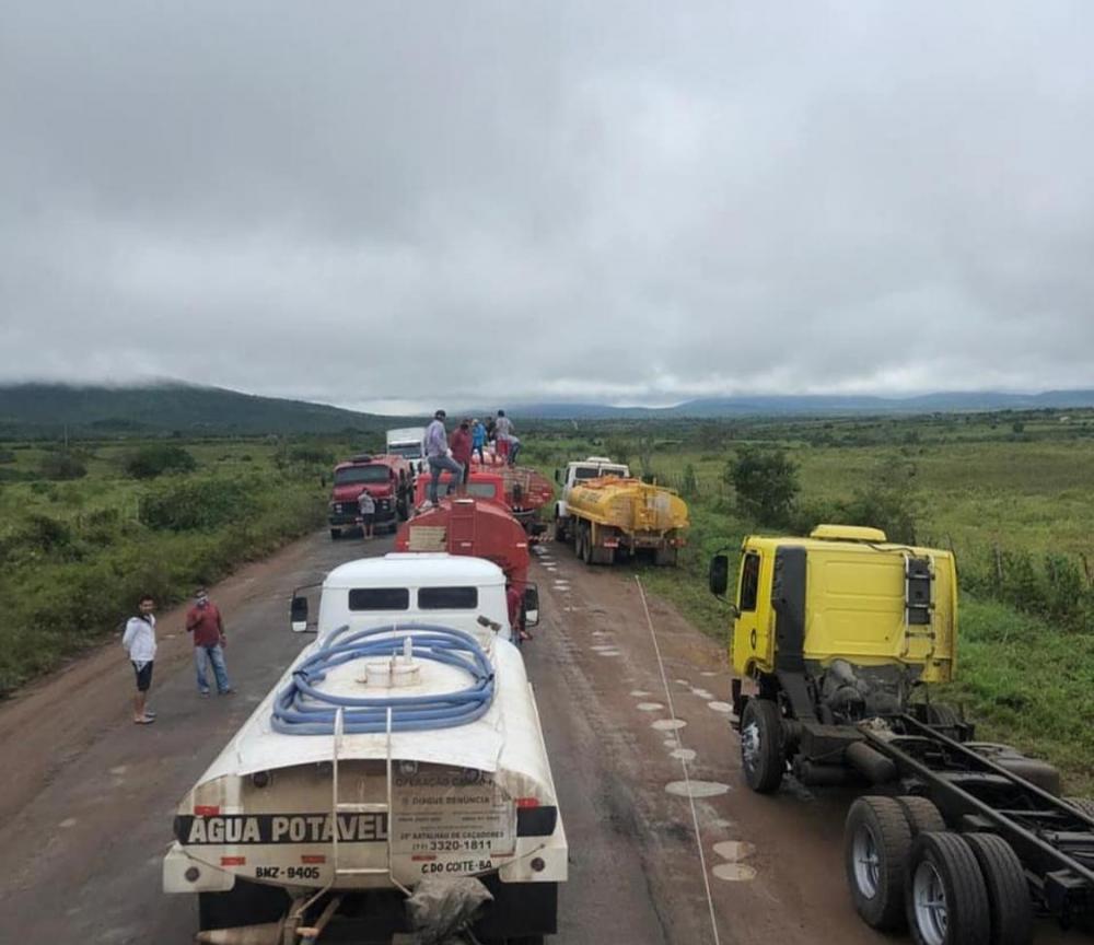 Caminhoneiros voltam a fazer protesto na BA 220