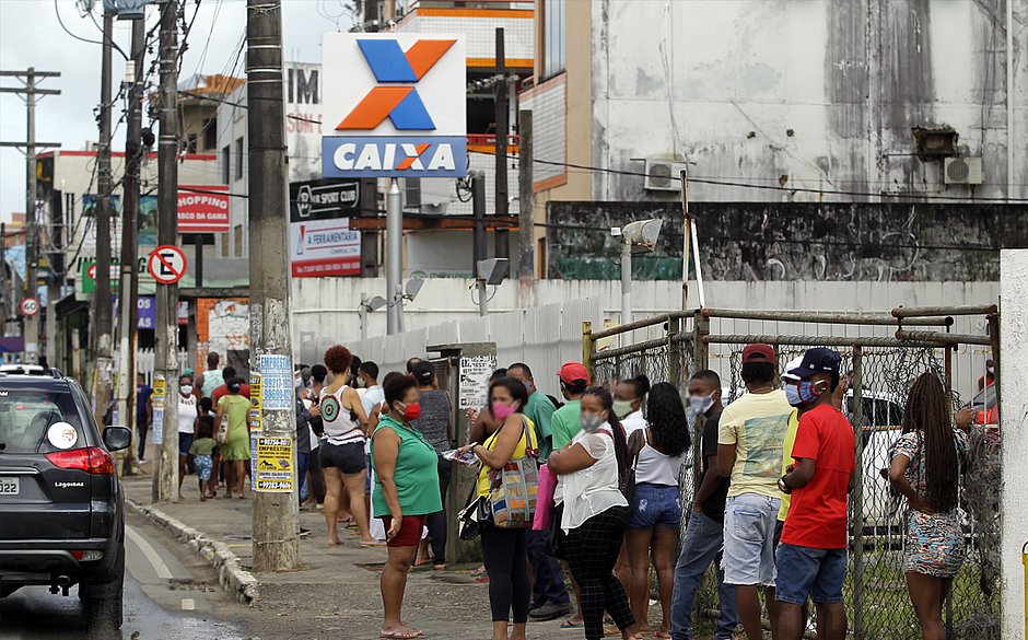 Auxílio emergencial deve ter mais quatro parcelas de R$ 300, diz jornal