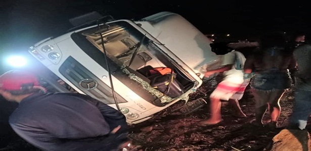 Uauá: Caminhão tomba na BR-235, com carga de animais