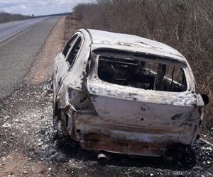 Veículo encontrado queimado em Jeremoabo pode ter sido usado em assalto em Novo Triunfo- BA