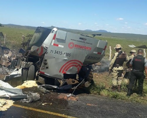 Criminosos explodem carro-forte na BR 110, entre Jeremoabo e Santa Brígida