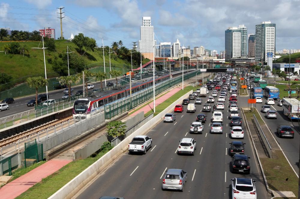 Prazos do licenciamento de veículos com placas de final 9 e 0 vencem nesta semana