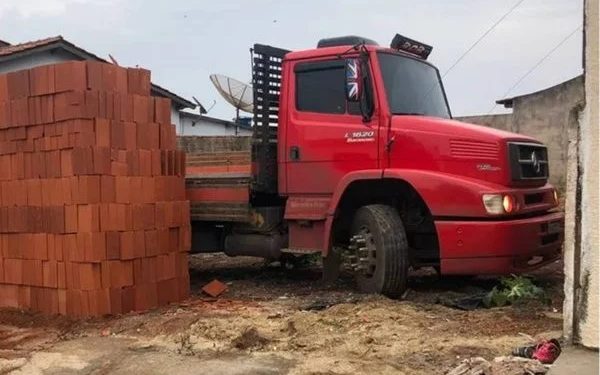 Motorista descarrega mais de 5 mil tijolos e deixa caminhão “preso” em lote