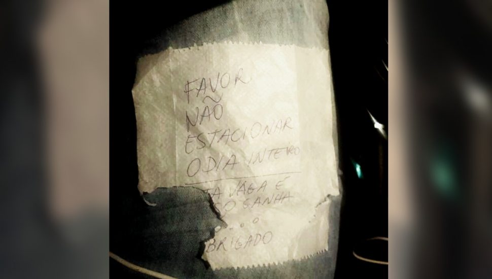 Bilhete com bronca por estacionar em lugar permitido surpreende motorista de Curitiba