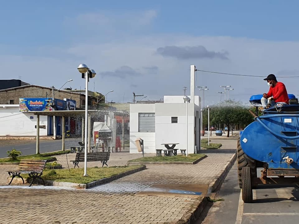 Prefeitura de Canudos realiza desinfecção em espaços públicos durante fechamento temporário do comércio