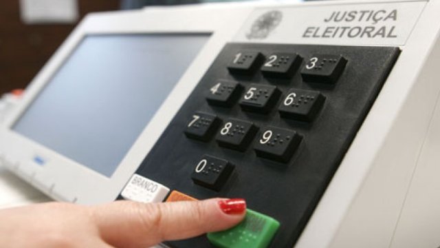 Quem contraiu Covid-19 a partir do dia 1 de novembro não deverá votar no domingo (15), alerta o TSE