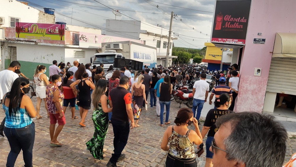 UAUÁ: Centenas de pessoas se despedem de Deusimar Dantas