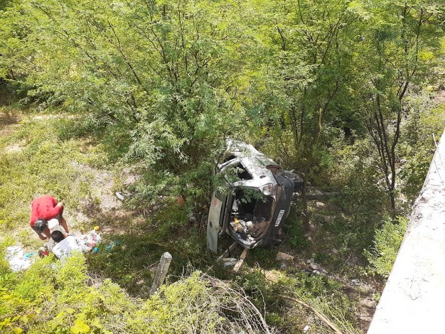 Motorista fica ileso, após carro cair de ponte em Tucano-BA
