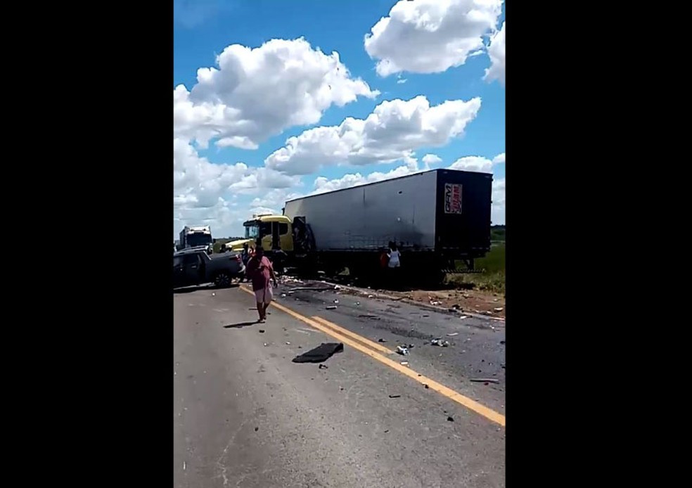 Homem morre após batida entre dois caminhões na BR-116 em Serrinha