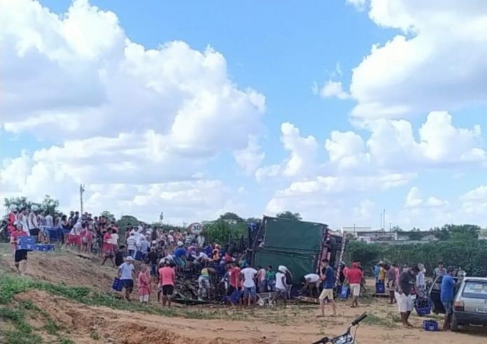 Carreta carregada de cerveja tomba na BR-116, em Tucano-BA e carga é saqueada