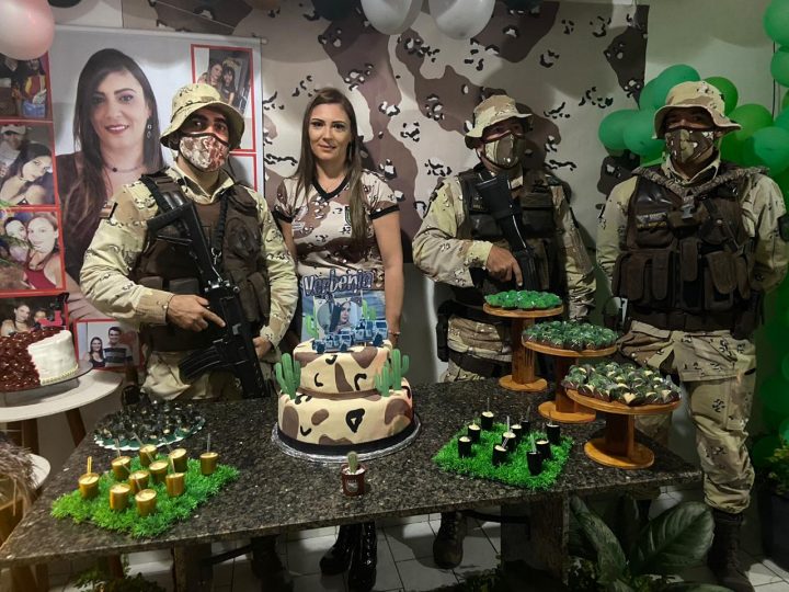 Após ser socorrida por policiais militares, mulher festeja aniversário com homenagem à Corporação, em Cícero Dantas-BA