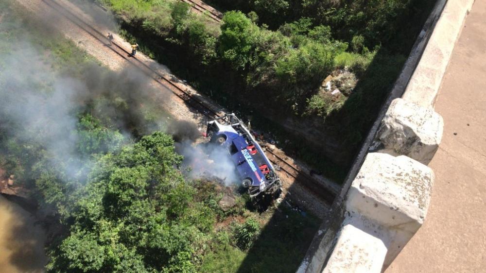 Ônibus cai de viaduto na BR-381, em João Monlevade-MG; segundo bombeiros, há mais de 15 mortos