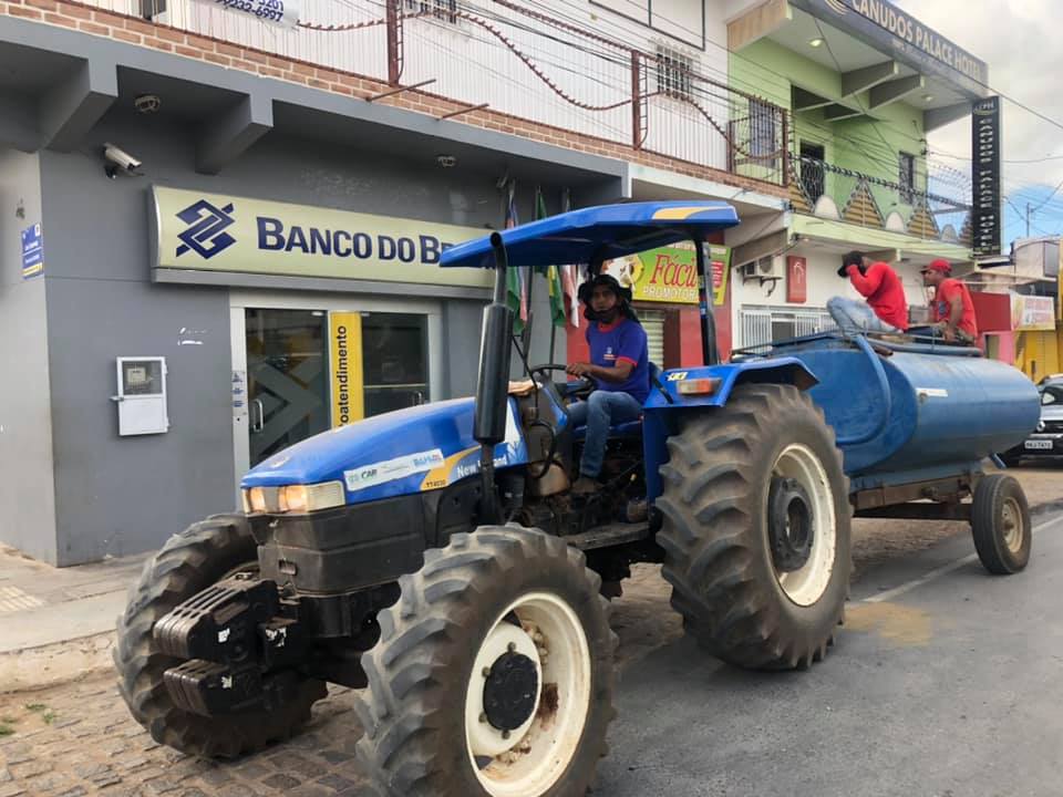 Durante fechamento do comércio, Prefeitura de Canudos higieniza ruas e espaços públicos