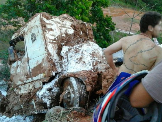 Cabine de caminhão fica submersa em rio e motorista morre no interior da Bahia