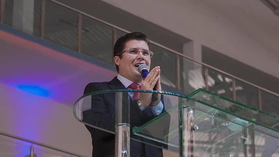 Sem provas, pastor diz que CoronaVac causa câncer e possui HIV; MP pede responsabilização criminal
