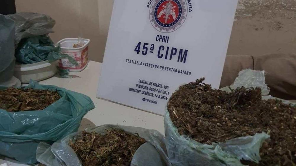 Polícia Militar prende homem por posse de drogas em Uauá (BA).