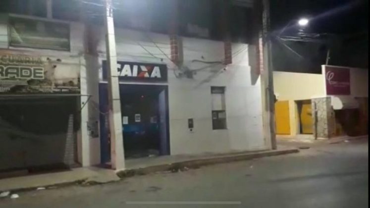 Grupo explode agência bancária e atira contra delegacia em Jeremoabo-BA
