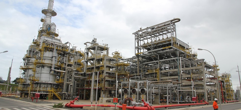 Petroleiros protestam contra venda da Refinaria Landulpho Alves na Bahia
