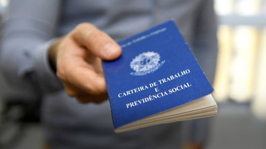 Trabalhador que recusar vacina pode ser demitido por justa causa, diz MPT