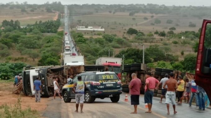 Carreta tomba e rodovia é interditada em Ribeira do Pombal-BA; motorista ficou ferido
