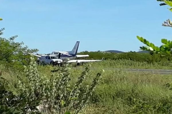 Avião com vacina para Covid-19 bate em jumento em pista de pouso na Bahia