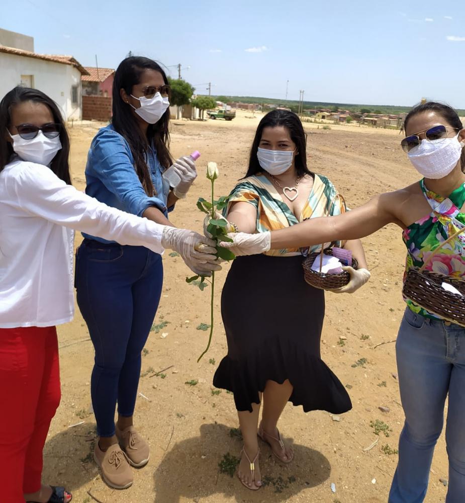 Macururé: prefeitura distribuiu flores às mulheres e veja o resultado 