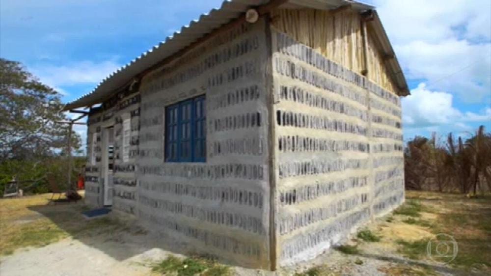 Ameaçadas de despejo, mãe e filha erguem casa com mais de 4 mil garrafas tiradas do lixo