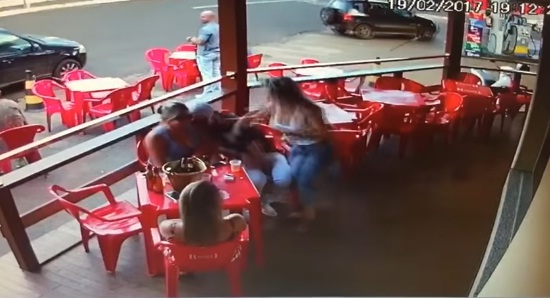 Mulher flagra marido com “piriguete” em bar e bate nos dois; veja vídeo