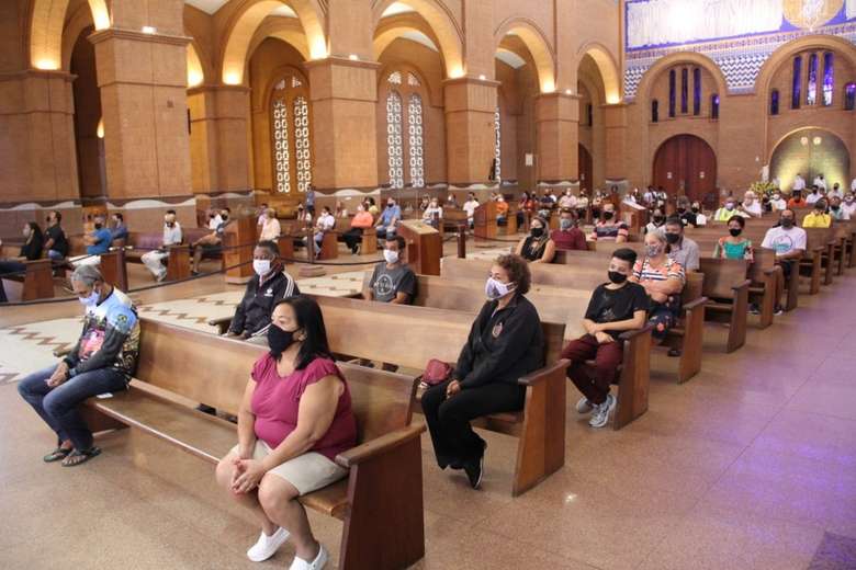 Após embate de ministros, STF julga liberação de culto e missa na pandemia