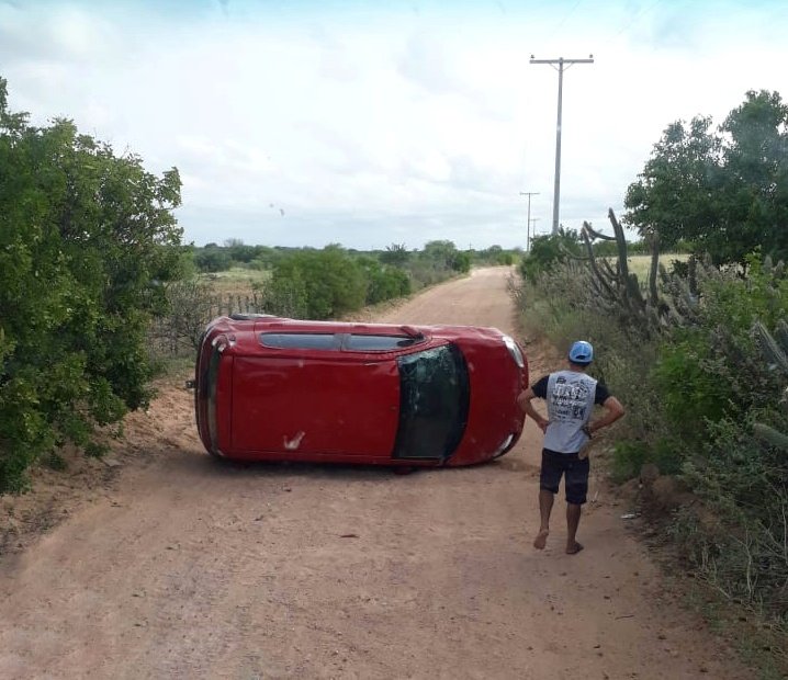 Veículo vira na comunidade de Testa Branca, interior de Uauá (BA)