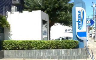 Homem invade sede da Embasa em Conquista, fere dois funcionários e faz refém