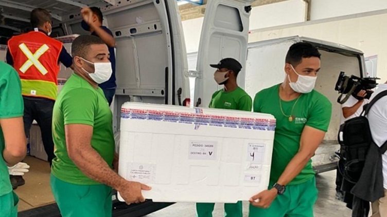 Bahia recebe novo lote com 396 mil doses de vacinas