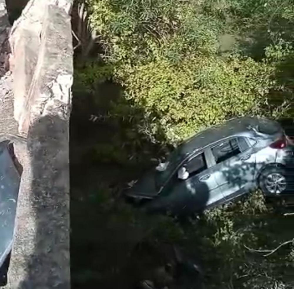 Carro de passeio quebra proteção de ponte e cai em rio na BA 381, em Quijingue, Bahia