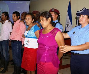 Mulher morre após ser jogada em fogueira por grupo religioso