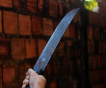 Uauá: mulher é atacada a golpes de facão por ex-marido e é socorrida pela polícia militar.