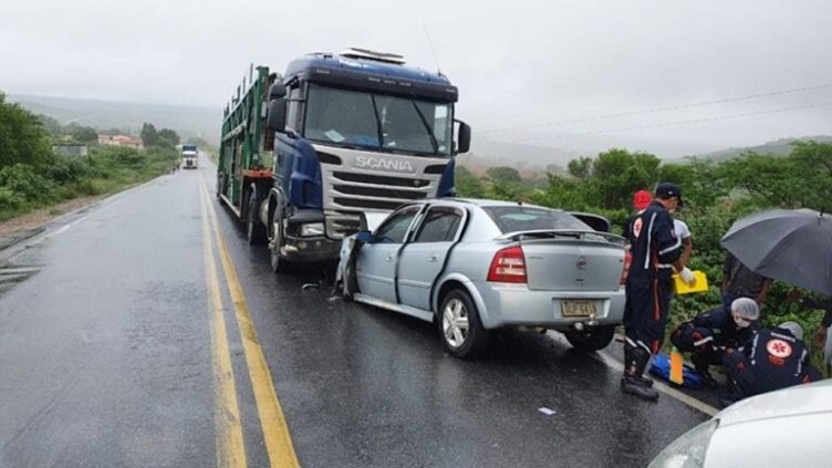 Tucano-BA: Colisão entre carro e caminhão deixa quatro feridos e um pauloafonsino morto na BR-410