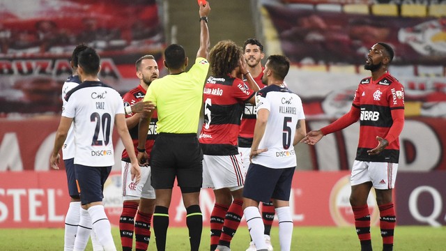 Com um a menos e flertando com a derrota o Flamengo consegue a classificação na libertadores