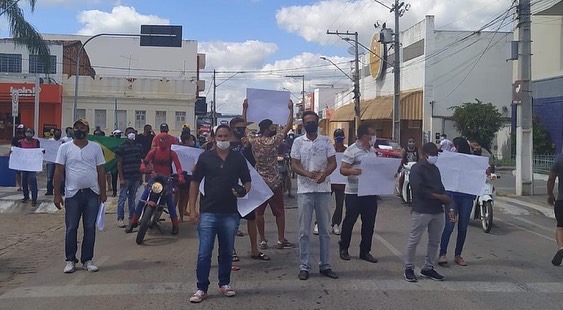 Ribeira do Pombal: Comerciantes em passeata pedem reabertura do comércio