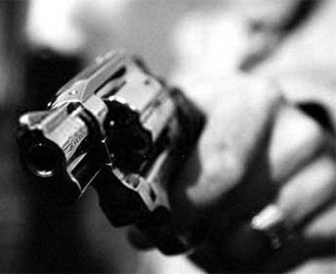 Homem é alvejado por disparo de arma de fogo após ter aparelho celular roubado pela própria companheira, em Cícero Dantas-BA. Autor do disparo acompanhava a mulher