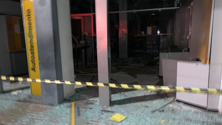 Quadrilha explode agência bancária e troca tiros com policiais militares em Coronel João Sá-BA; fotos