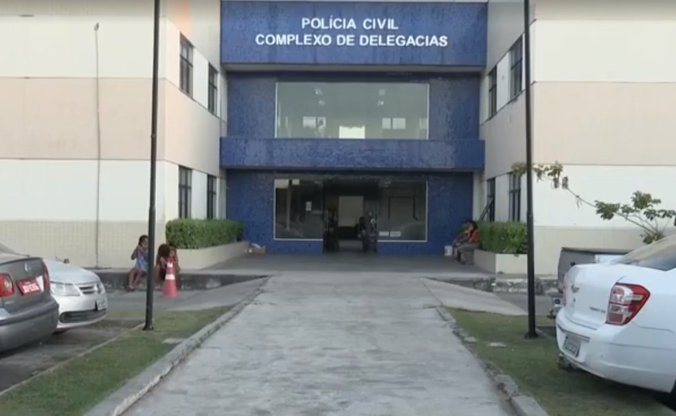 Jovem é presa por suspeita de mandar matar o próprio pai, em Feira de Santana