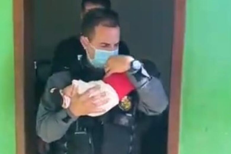 Mãe deixa bebê recém-nascido como ‘garantia’ em boca de fumo