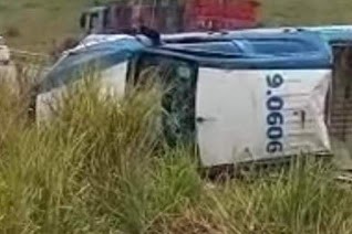 Viatura com seis detentos capota na Bahia; um óbito foi registrado.