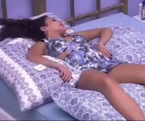 BBB: Emilly exagera na bebida, vomita e fica desacordada; assista
