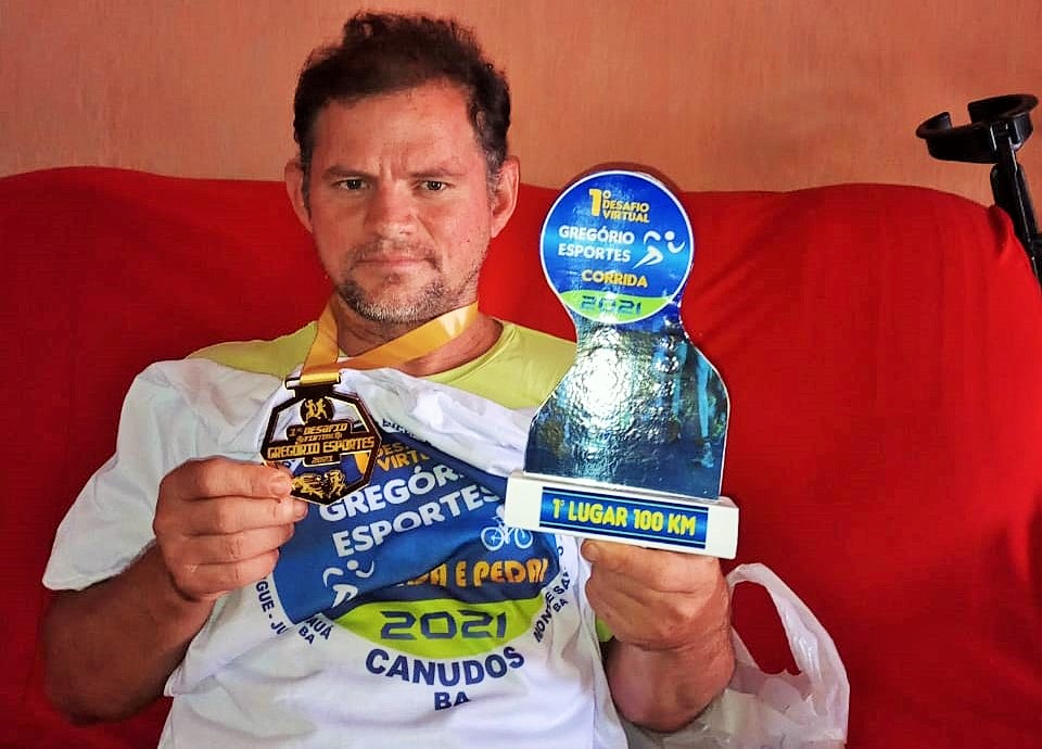 Pedro Alves de Uauá, recebe o troféu de campeão do desafio virtual de corridas Gregório Esportes realizado em Canudos 